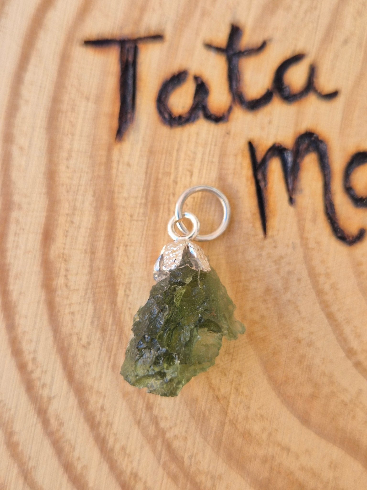 Moldavita - Piedra de Transformación y Conexión Cósmica con enganche de plata Tienda esotérica Málaga - La Tienda de Tata Magic: tienda Esotérica en Málaga
